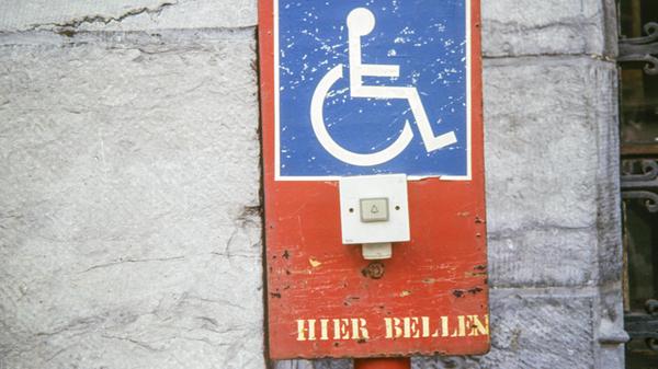 „Dieses Foto habe ich in Ostende (Belgien) aufgenommen. Da sieht man, was rauskommt, wenn man Deutsch und Englisch mischt“, schreibt uns Leser Elmar Flaschka aus Erlangen.