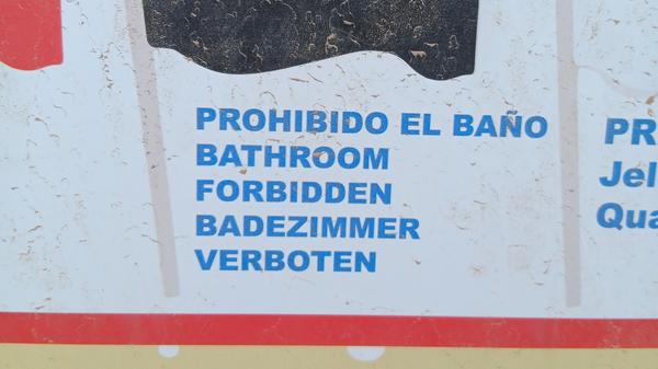 „Anbei ein Foto aus unserem Urlaub. Das stand auf einem Strandwarnschild auf Fuerteventura“, schreibt uns Leserin Sabine Andree aus Aurachtal-Falkendorf.