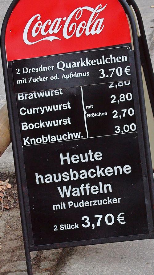 „Gesehen vor einem Kiosk an der Bastei im Elbsandsteingebirge. Auf eine Verkostung der angepriesenen Waffeln habe ich verzichtet“, schreibt uns Gerhard Müller aus Schwabach.