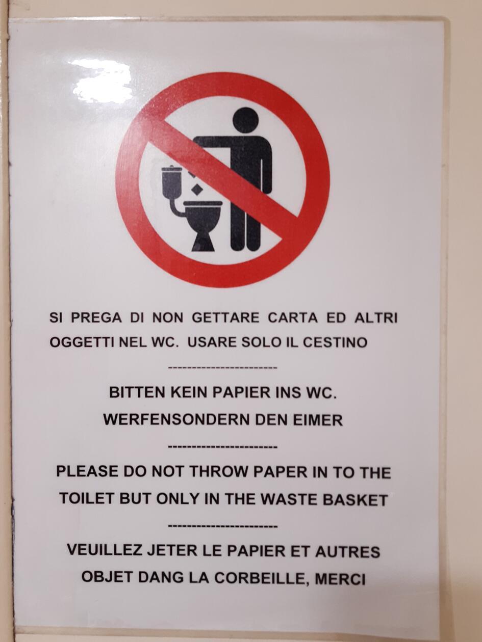„Diese Anweisung habe ich an der Wand der Toilette eines Schnellbootes, welches Sizilien mit den Liparischen Inseln verbindet, entdeckt. War schwierig umzusetzen“, schreibt uns Leser Wolfgang Knörr aus Roßtal.
