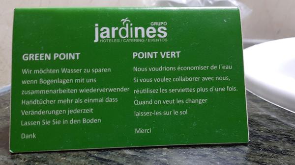 „Anbei ein mehrsprachiger Aufsteller im Bad unseres Hotels Südspanien“, schreibt Erika Herzog aus Betzenstein zu diesem Foto.