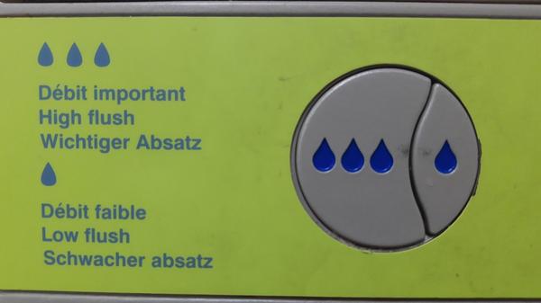 „Ich habe das entdeckt an den Spülknöpfen einer automatischen Toilette an der Strandpromenade von Fréjus, Côte d‘Azur, Frankreich“, schreibt uns Leser Siegfried Straßner aus Nürnberg.;