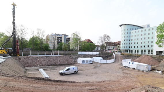 Nürnbergs lauteste Baustelle: Rammarbeiten starten, Grabungen nach den Pesttoten gehen weiter