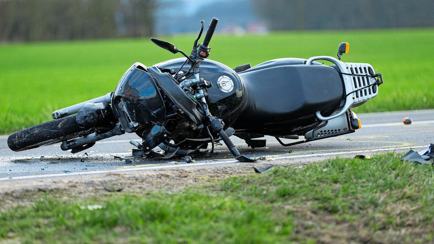 Ein Motorrad, Zweirad, liegt nach einem Unfall auf einer Landstraße. (Symbolbild)