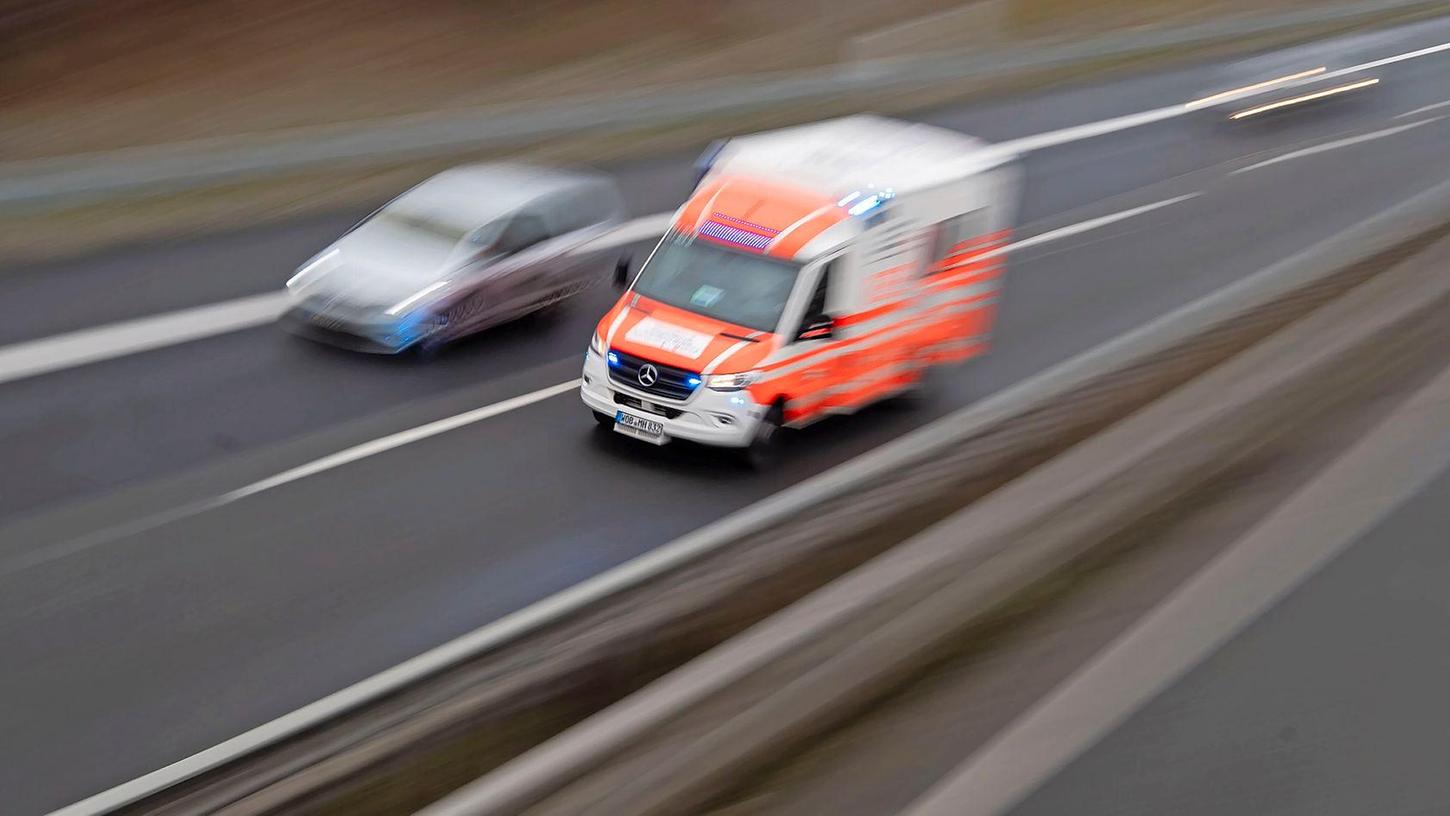 Ein Rettungswagen fährt über eine Autobahn zu einem Einsatz. (Symbolbild)