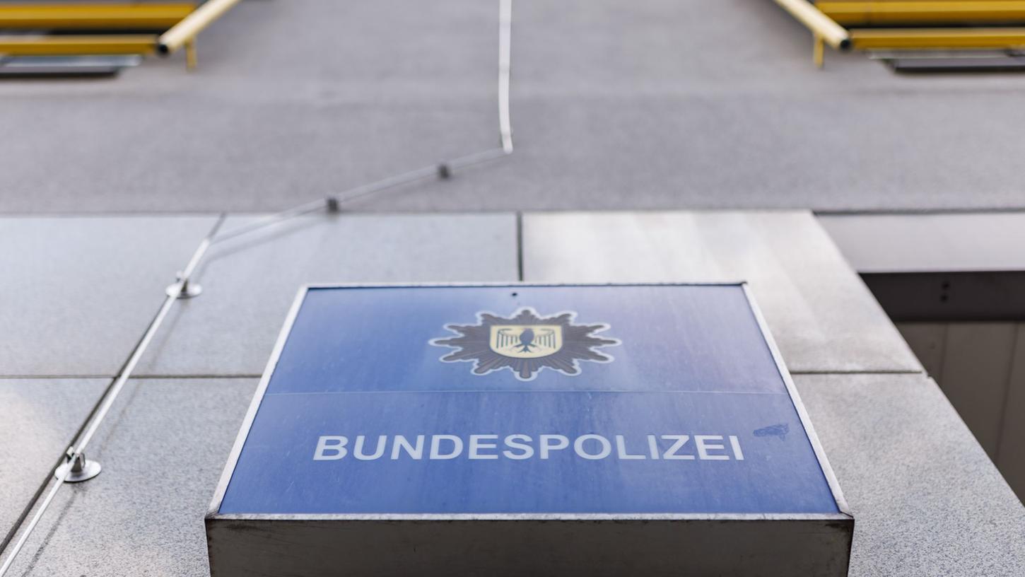Ein Leuchtkasten mit der Aufschrift "Bundespolizei" hängt an der Außenfassade der Bundespolizeiinspektion Nürnberg neben dem Nürnberger Hauptbahnhof.