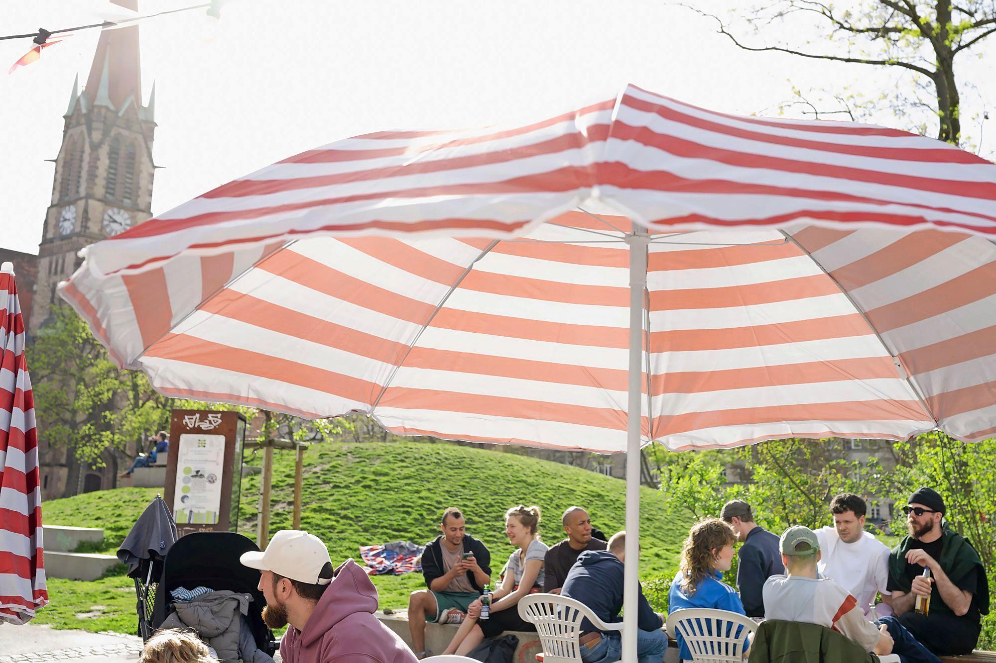 Schon an den ersten heißen Frühlingstagen genießen Anwohnerinnen und Anwohner aus Gostenhof die Sonne am neuen Kiosk. 