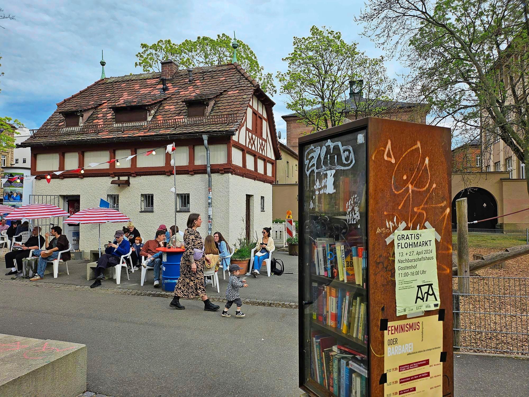 Auch einen öffentlichen Bücherschrank gibt es am neuen sozialen Treffpunkt.  