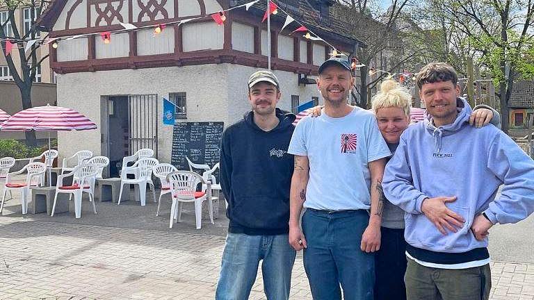 Justin Seeger und Marian Gosoge mit einem Teil ihres Teams vor dem neu eröffneten Kiosk West.