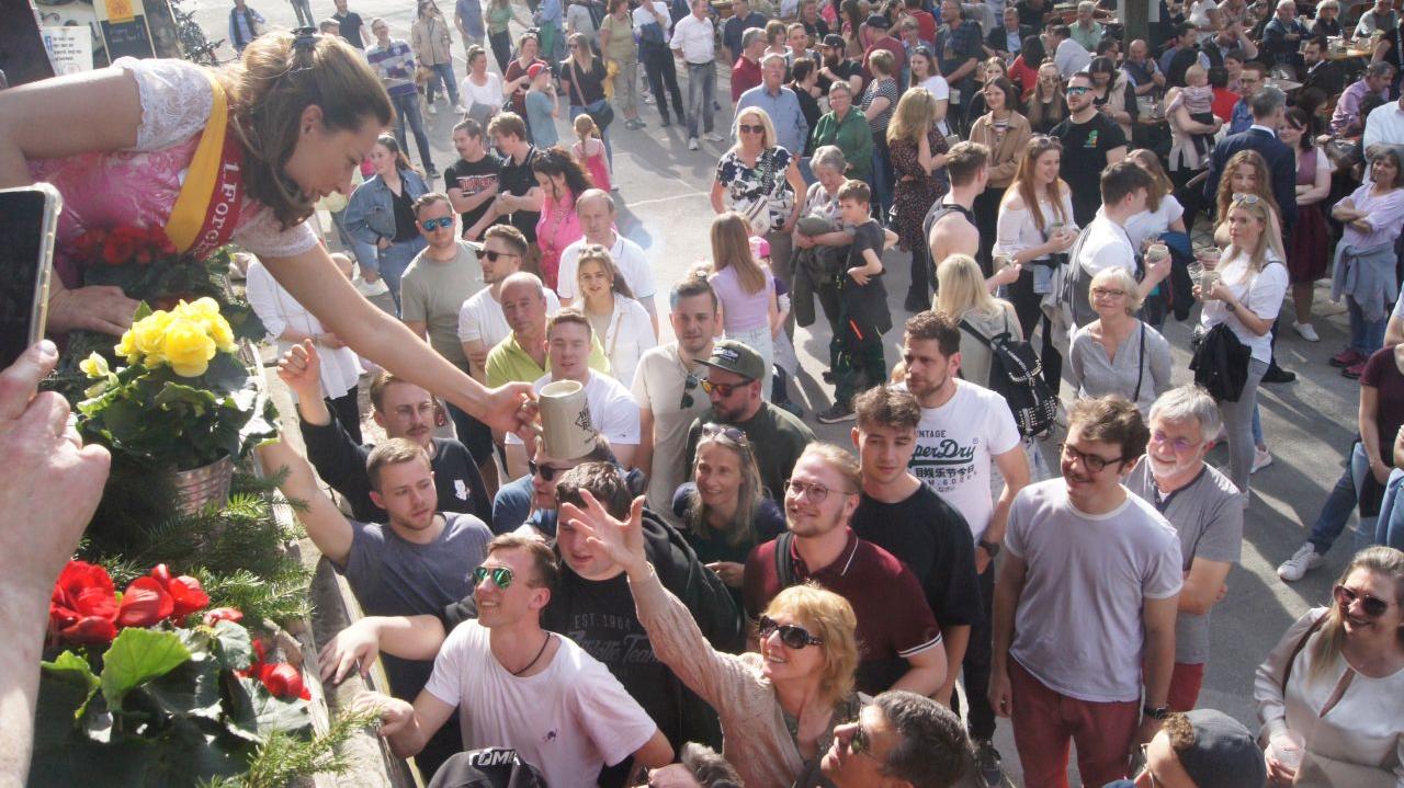 Auch 2023 herrschte großer Andrang, als die Bierkönigin im Kellerwald die Saison einläutete.