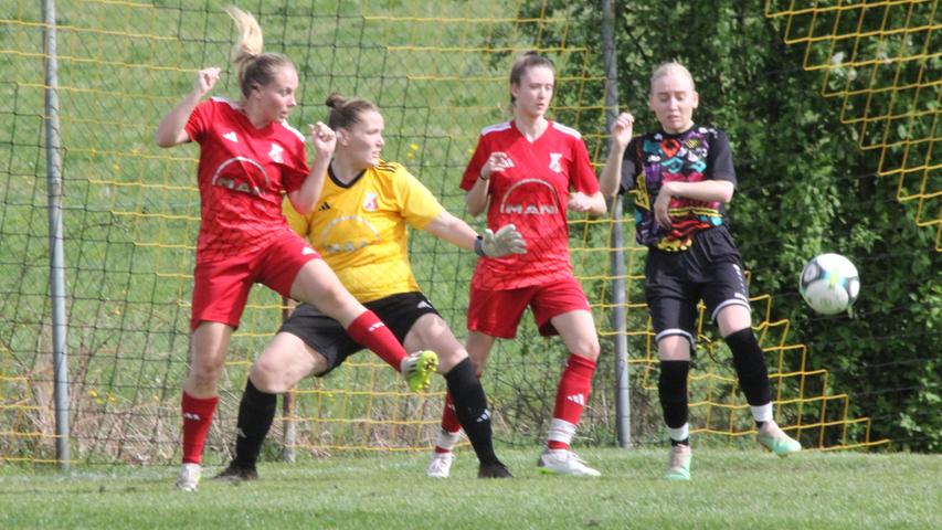 Die DJK Fiegenstall (rechts Doppel-Torschützin Nina Heß) hat das Bezirksliga-Spitzenspiel gegen den TSV Katzwang mit 5:3 gewonnen.