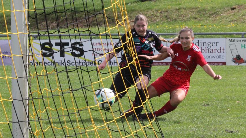 Die DJK Fiegenstall (links Juliane Schwegler) hat das Bezirksliga-Spitzenspiel gegen den TSV Katzwang (rechts Nadine Pirner) mit 5:3 gewonnen.