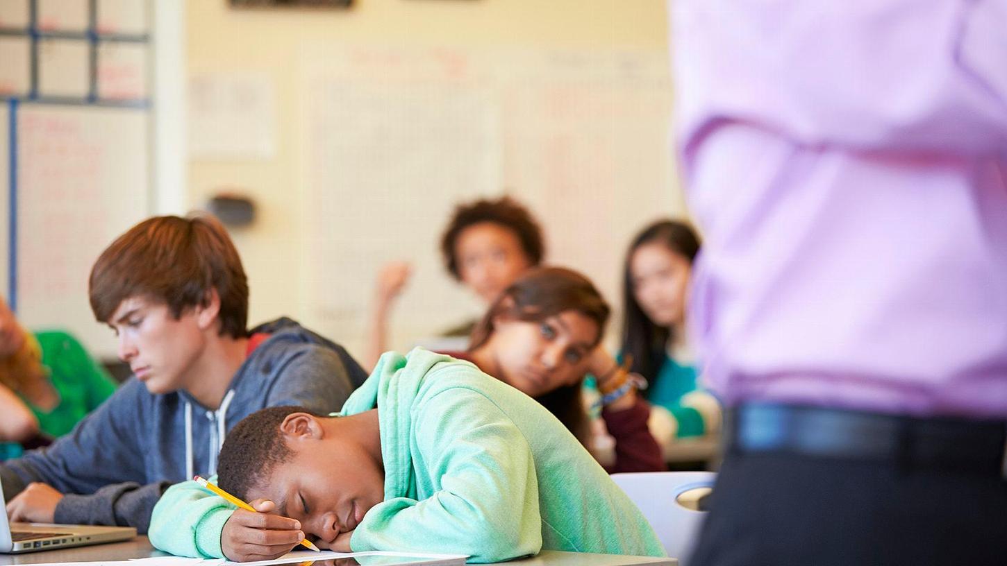 Wegen des frühen Unterrichtsbeginns leiden deshalb viele junge Menschen unter Schlafmangel. (Symbolbild)