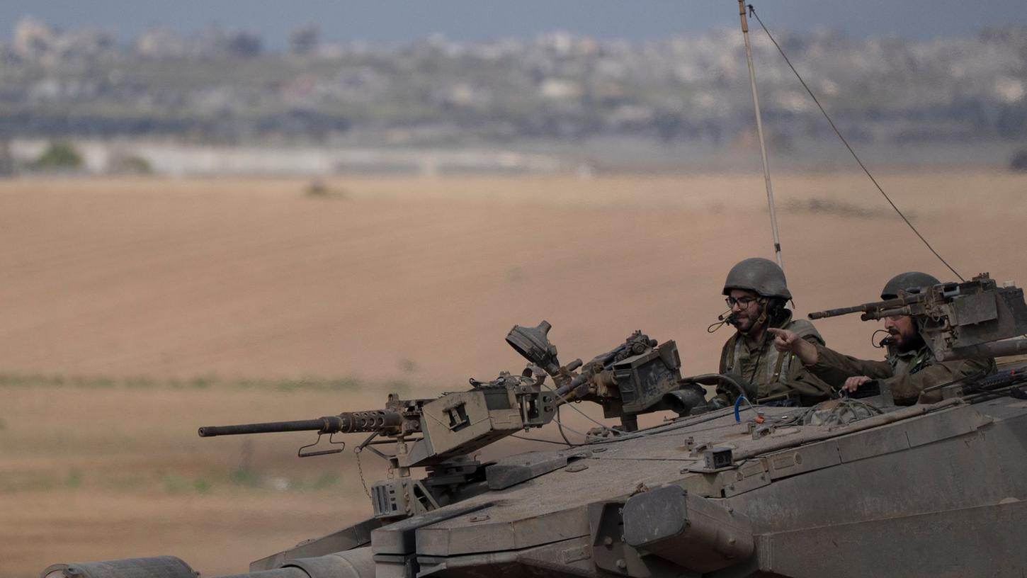 Israelische Soldaten fahren auf einem Panzer nahe der Grenze zwischen Israel und Gaza.