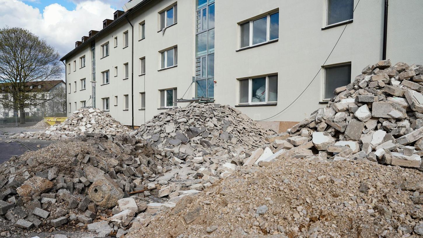 Der Bauschutt vor einem ehemaligen Wohnhaus im Patrick-Henry-Village in Heidelberg ist bereits vorsortiert.
