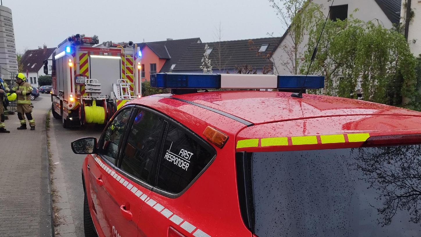 Die Feuerwehr bei ihrem Einsatz in der Ortsmitte von Bubenreuth. Nachdem die Tür zur Wohnung aufgebrochen wurde, bestätigte sich der Verdacht der Nachbarn.    
