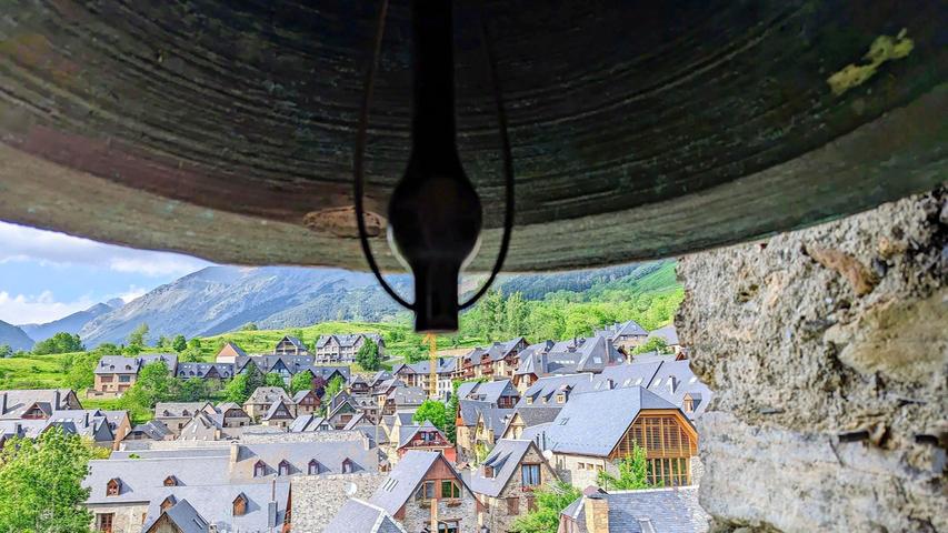 Hier ein Blick vom Glockenturm auf Bagergue, dem höchsten Dorf im Vall d' Aran. In dem Tal, das bis 1950 in den Wintermonaten von der Außenwelt weitgehend abgeschottet war, hat sich die okzitanische Sprache erhalten - in einem eigenen Dialekt: aranesisch.