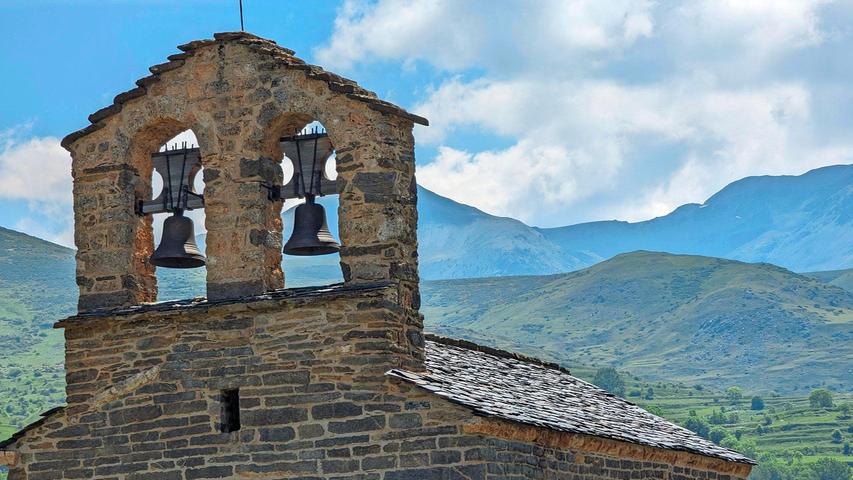 Und im Sommer? Da wird es ganz und gar magisch in den Pyrenäendörfern. Wie hier bei Durro im Vall de Boí dominiert im Juni und Juli in 33 Orten weder Wasser noch Käse, sondern ein ganz anderes Element.