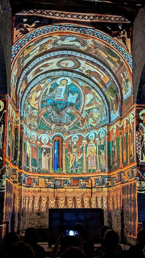 Das Bildnis Christi als Majestas Domini aus der Hauptapsis der Kirche befindet sich heute in Barcelona. Es gilt als eines der Meisterwerke der Romanik - an seinem Ursprungsort in Taüll ist es als Projektion zu sehen, kunstvoll präsentiert als Videomapping-Show.
