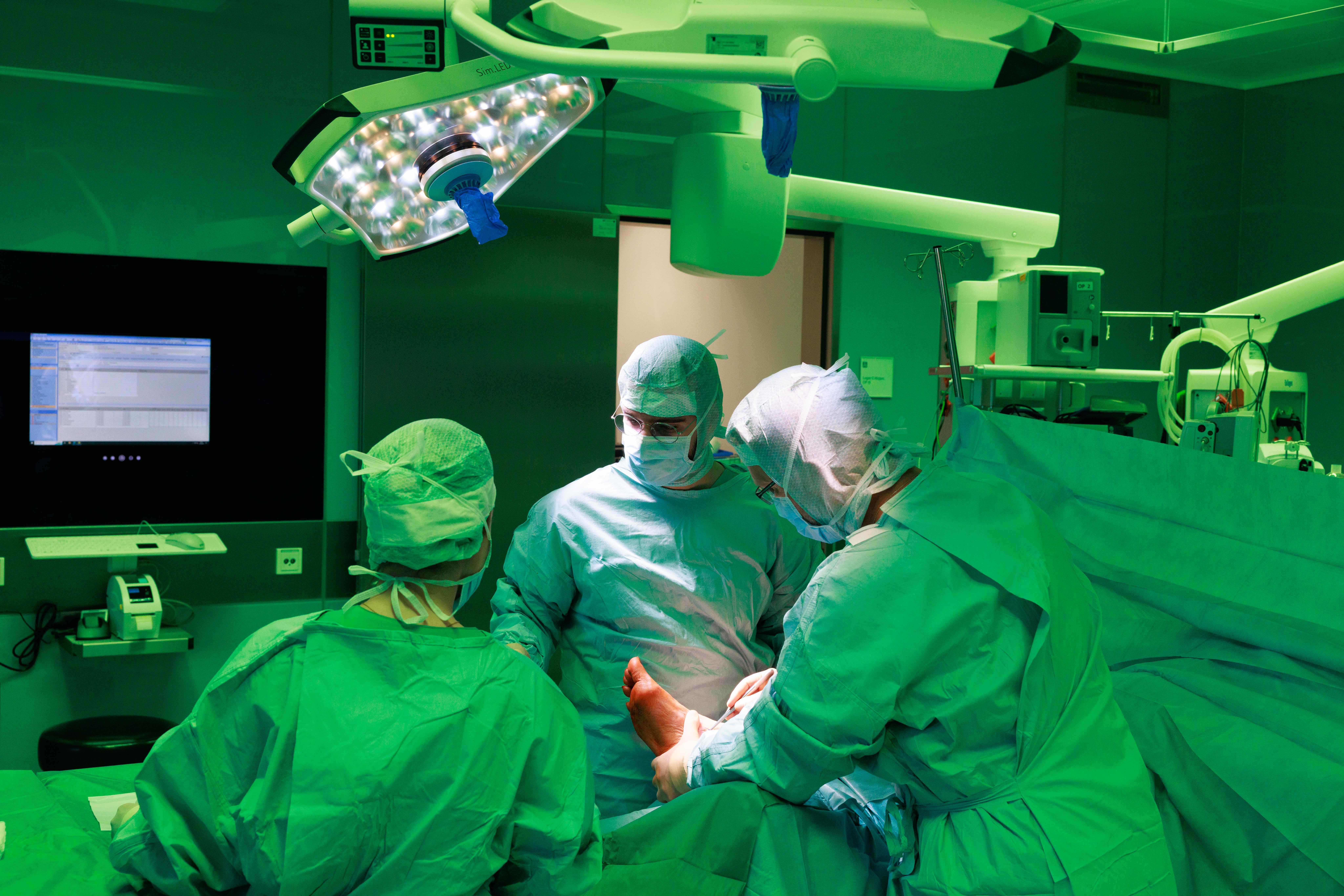 Besucher des Tags der offenen Tür haben auch die Möglichkeit, einen Blick in den neuen Operationssaal zu werfen und Informationen aus den Bereichen Orthopädie/Unfall- und Allgemeinchirurgie sowie Anästhesie zu erhalten. An einer Werkbank besteht außerdem die Gelegenheit, die Handhabung der Knochensäge auszuprobieren und die Fingerfertigkeit am Laparoskopietrainer zu testen.