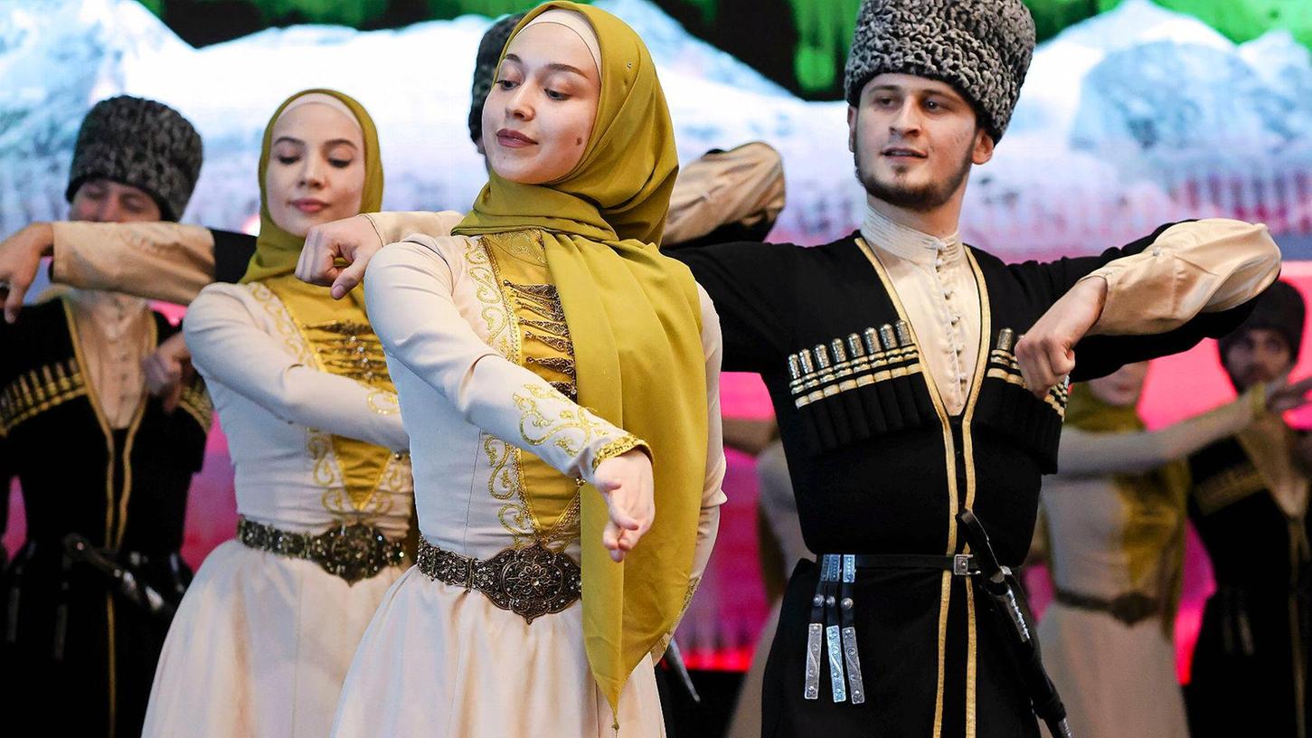 Nicht zu schnell und nicht zu langsam: Behörden in der russischen Teilrepublik Tschetschenien haben neue Regeln aufgesetzt, denen zufolge Musiktempi mit den strengen kulturellen Normen der äußerst konservativen und muslimisch geprägten Region konformer sein sollen.