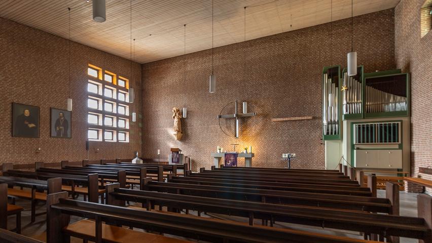 Das Innere der Kirche ist von heimeliger Wirkung, auch und gerade wegen des warmen Tons der Mauerziegel und der geschickten Führung des seitlich einströmenden Lichts. 