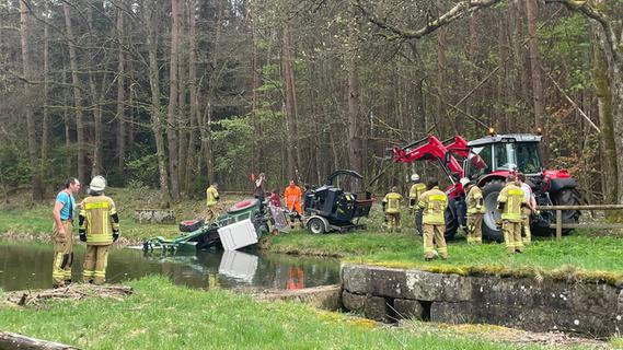 Traktor rutscht in Ochenbruck in Ludwig-Donau-Main-Kanal und verliert Betriebsflüssigkeiten