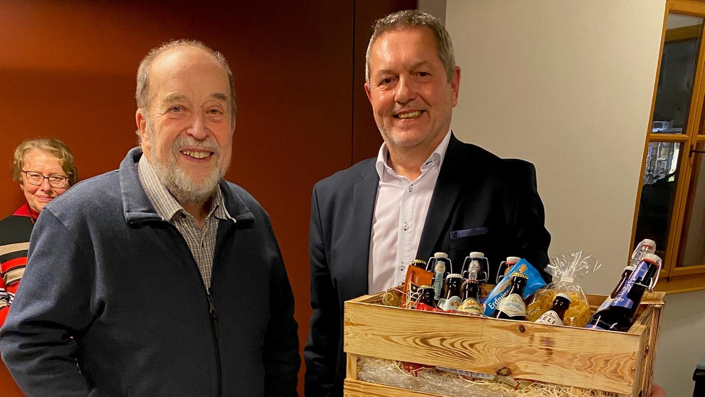 Bürgermeister Joachim Neuß dankte Georg Büttner ganz herzlich für seine bereitwillige Unterstützung und sein vielfältiges Engagement und überreichte ihm einen großen Geschenkkorb. Bürgermeister Joachim Neuß dankte Georg Büttner ganz herzlich für seine bereitwillige Unterstützung und sein vielfältiges Engagement und überreichte ihm einen großen Geschenkkorb.