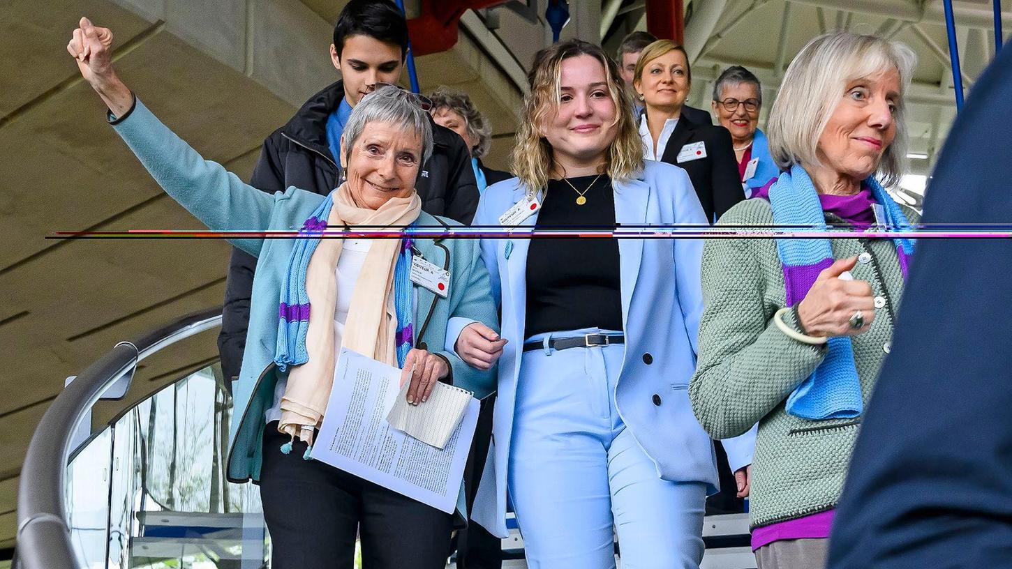 Jubelten nach dem Urteil: die Vertreterinnen der Schweizer Klima-Seniorinnen in Straßburg.