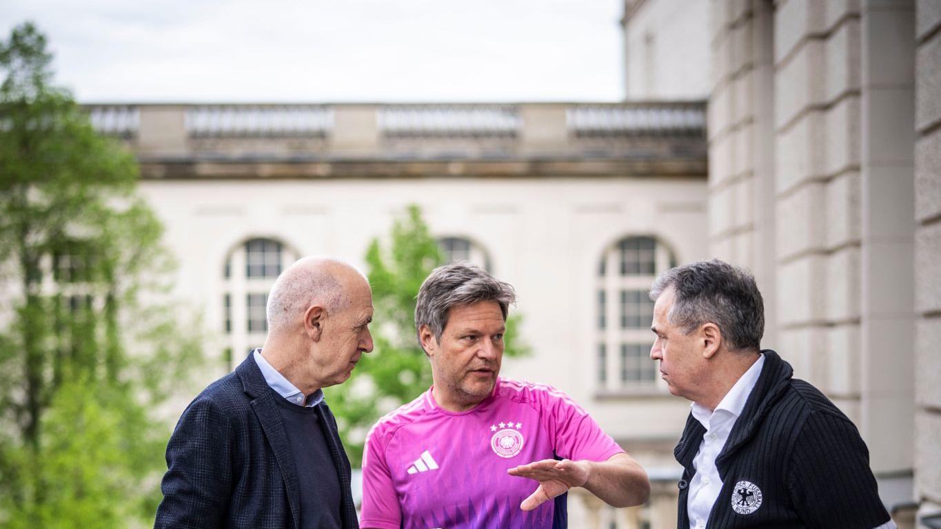 Vizekanzler Robert Habeck (M.) traf sich mit DFB-Präsident Bernd Neuendorf (l) und DFB-Geschäftsführer Andreas Rettig.