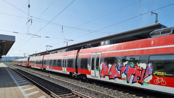 Es passierte schon wieder: Zug am Neumarkter Bahnhof mit 10 Quadratmetern Graffiti besprüht
