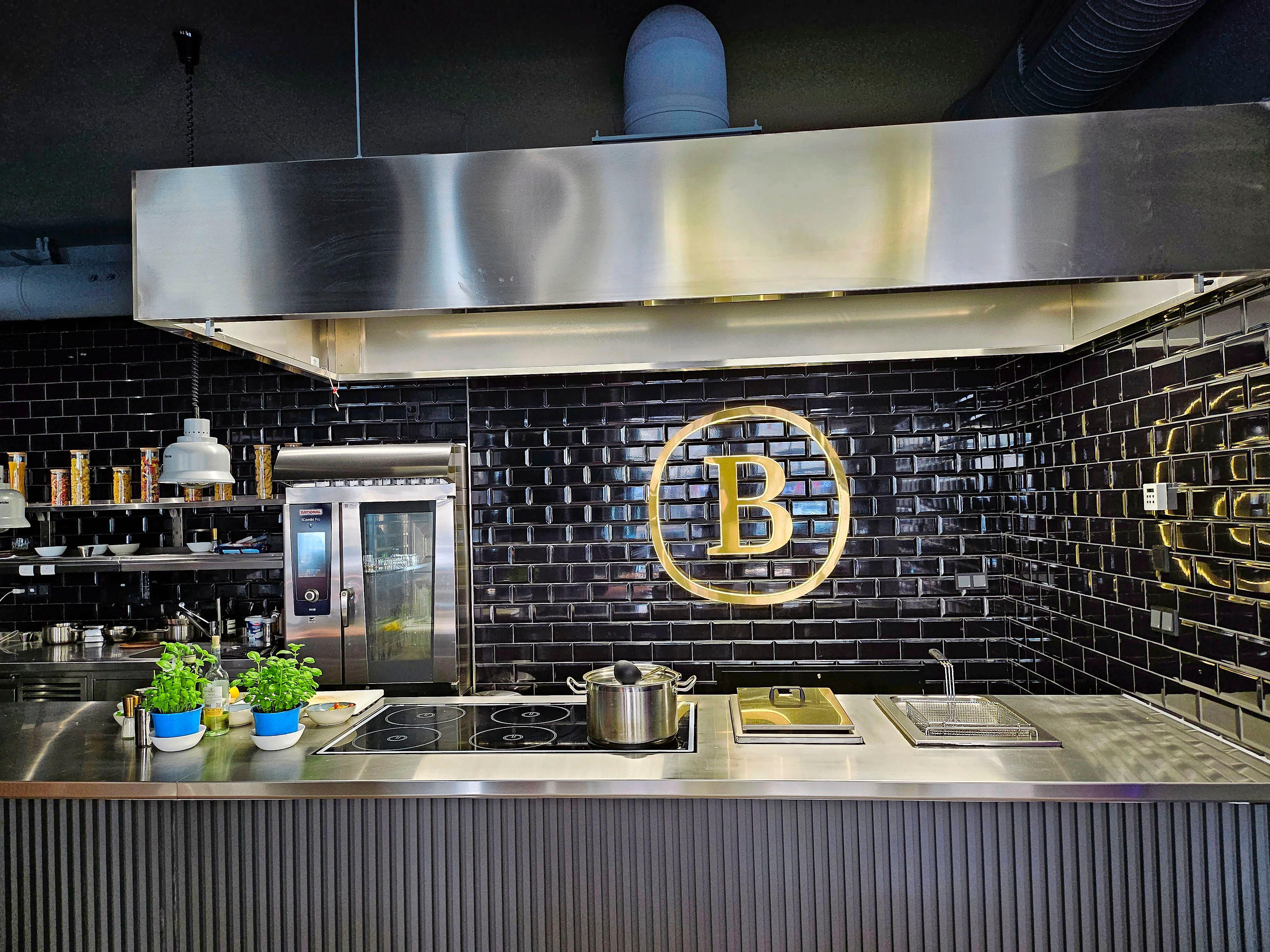 Das kulinarische Herzstück des Restaurants: die offene Küche.