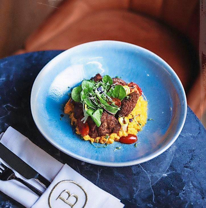 Auf der Abendkarte des Restaurants: Gebackenes Hähnchen mit Süßkartoffelpüree, Rosmarin, Zitrone und Kirschtomaten (23 Euro).