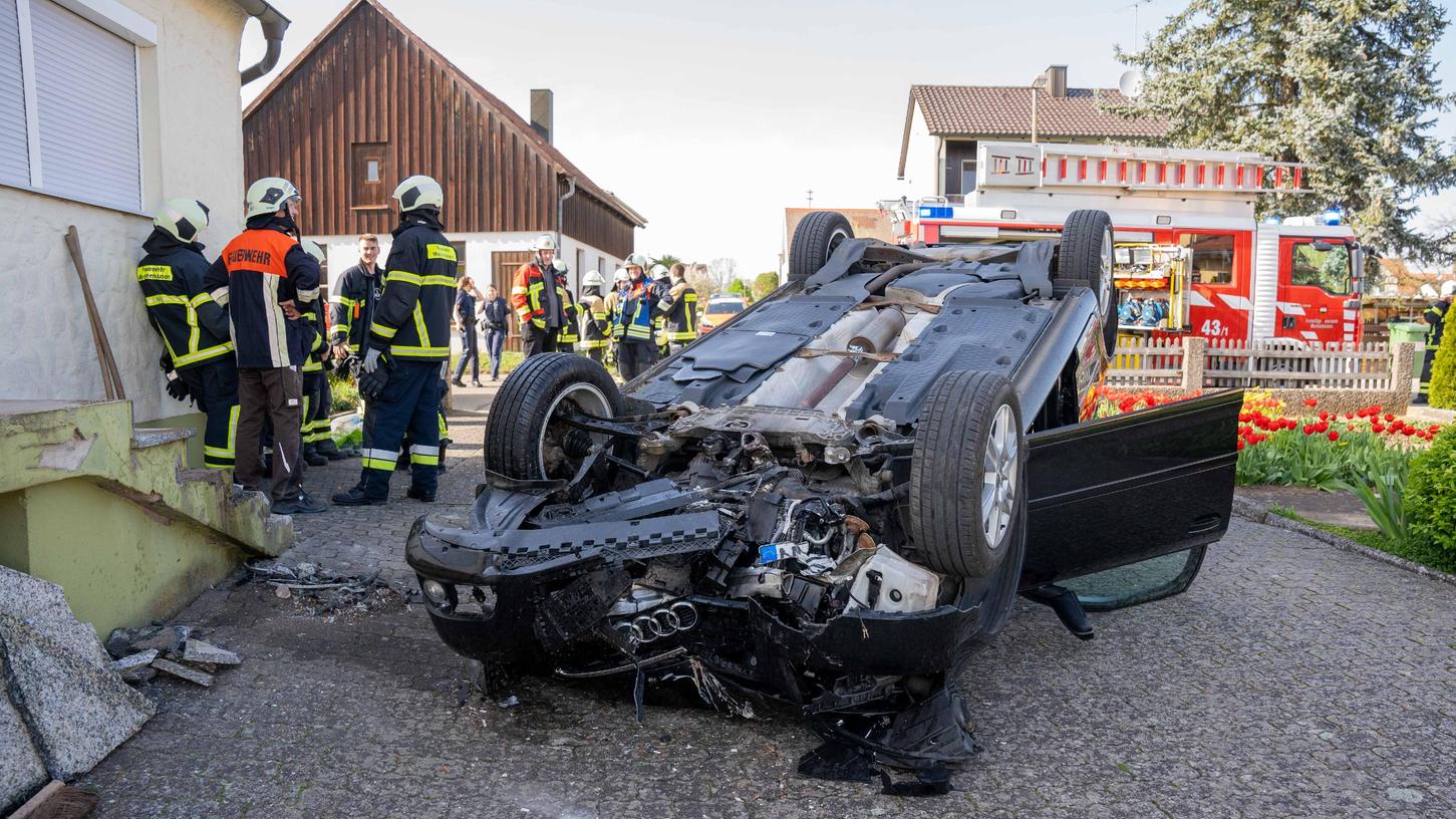 Eine Autofahrerin prallte am Donnerstag (11.04.2024) mit ihrem Audi A3 im Hilpoltsteiner Gemeindeteil Meckenhausen gegen eine Eingangstreppe. Der Wagen überschlug sich.