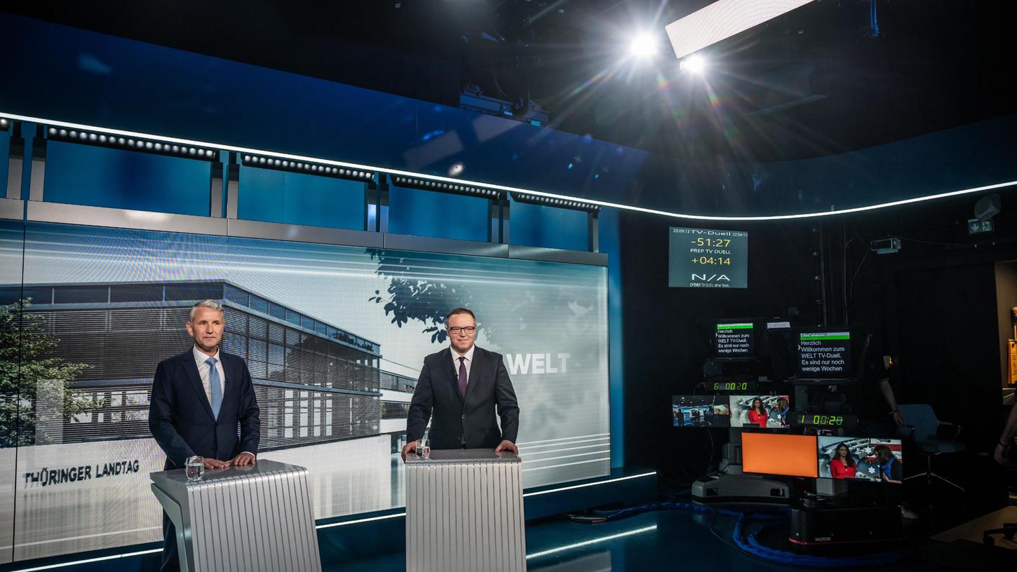 Björn Höcke (AfD, l) und Mario Voigt (CDU, r), Spitzenkandidaten für die Landtagswahl in Thüringen, stehen beim TV-Duell bei Welt TV.
