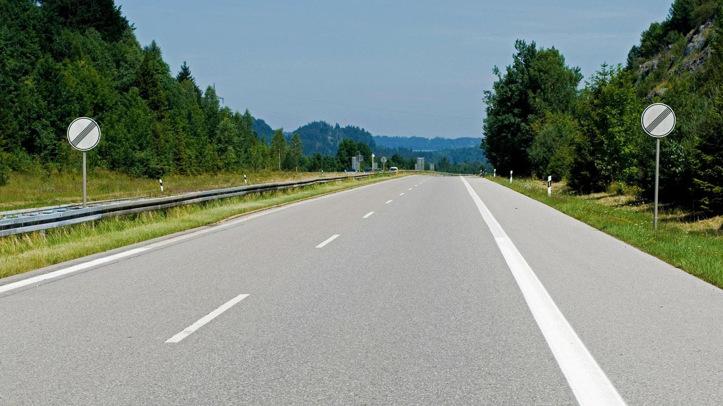 Leergefegte Autobahnen: Ein Bild, das laut Volker Wissing bald regelmäßig Realität werden könnte in Deutschland - zumindest, wenn die Bundesregierung sich nicht auf die von ihm geforderte Gesetzesnovelle einigt.