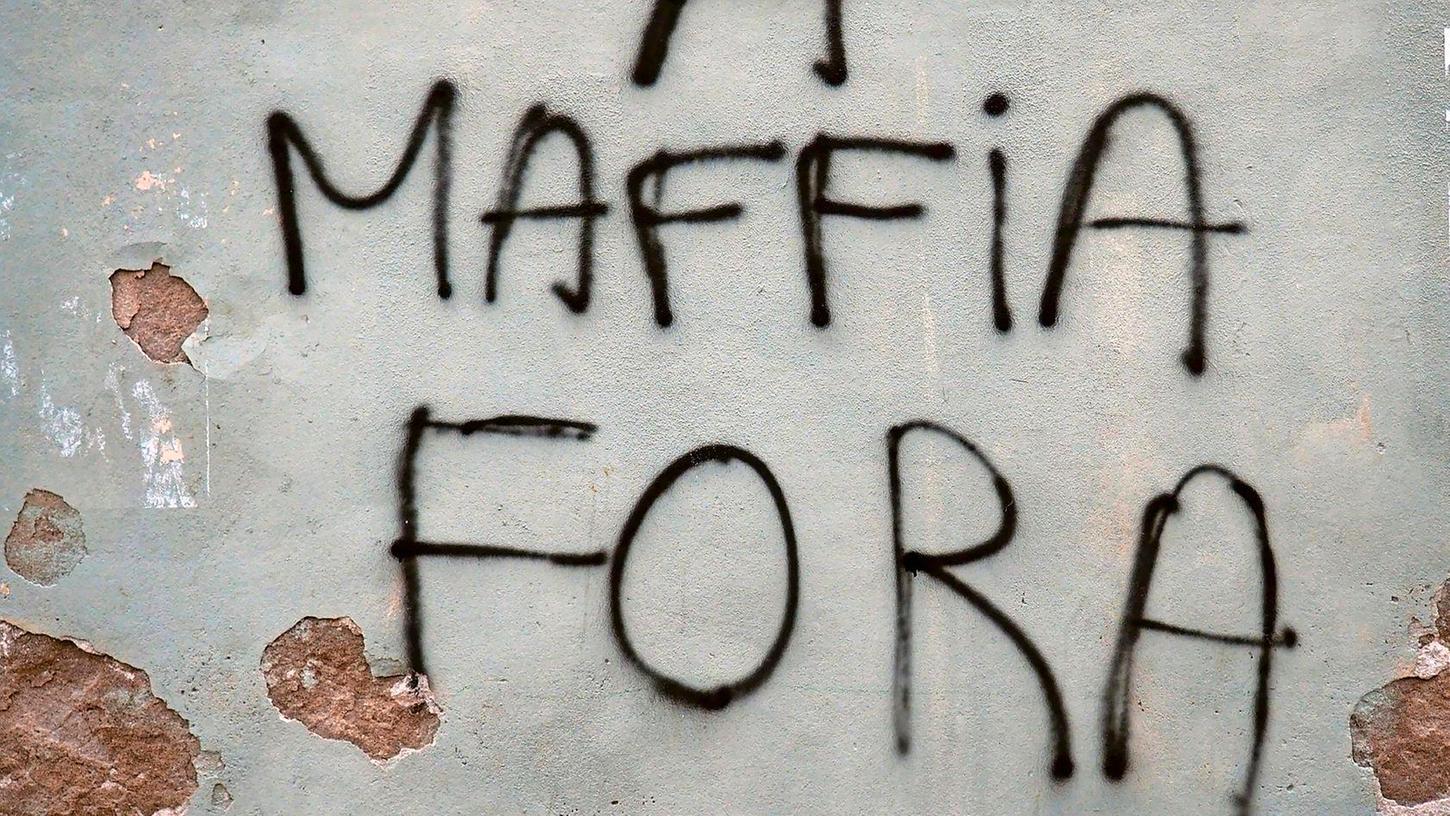An eine Hausmauer in der korsischen Küstenstadt Bastia steht auf Korsisch geschrieben "Mafia raus".