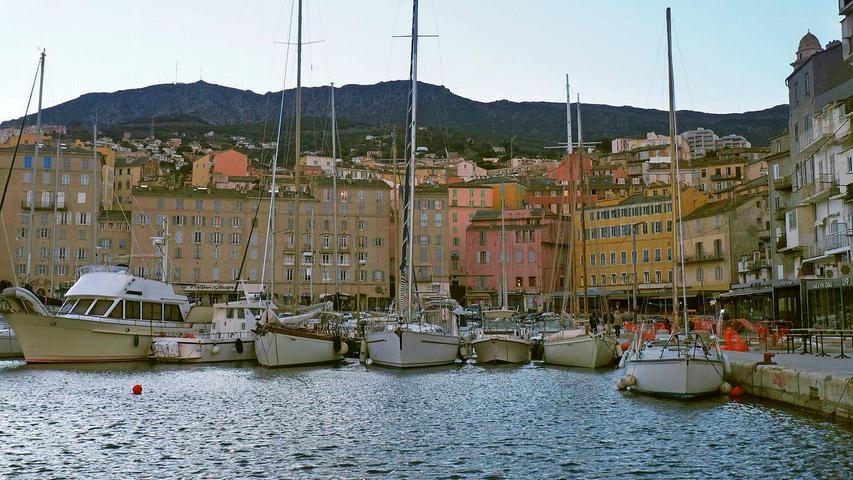 Boote liegen am Alten Hafen von Bastia. Deutsche buchten im vergangenen Jahr 3,7 Millionen Übernachtungen auf der Mittelmeerinsel.