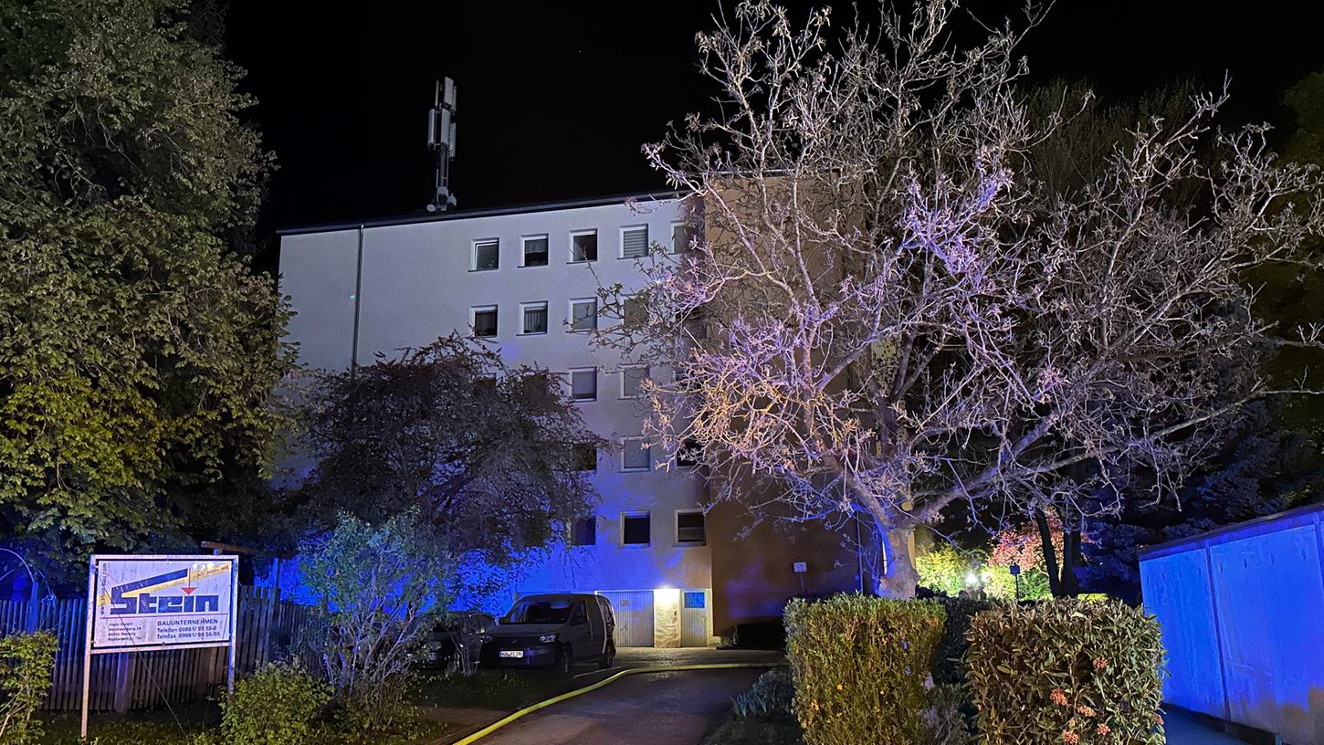 In einem Mehrfamilienhaus in der Wettelsheimer Straße in Treuchtlingen wurde nach einem Zimmerbrand in der Nacht auf Freitag alle Bewohner während der Löscharbeiten evakuiert. Später konnten die restlichen Bewohner des Hauses außer dem Brandverursacher in ihre Wohnungen zurückkehren. In einem Mehrfamilienhaus in der Wettelsheimer Straße in Treuchtlingen wurde nach einem Zimmerbrand in der Nacht auf Freitag alle Bewohner während der Löscharbeiten evakuiert. Später konnten die restlichen Bewohner des Hauses außer dem Brandverursacher in ihre Wohnungen zurückkehren.