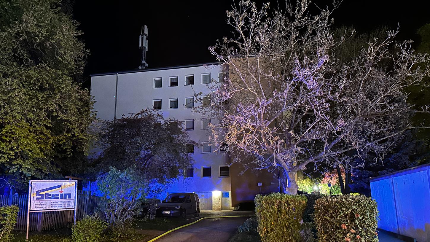 In einem Mehrfamilienhaus in der Wettelsheimer Straße in Treuchtlingen wurde nach einem Zimmerbrand in der Nacht auf Freitag alle Bewohner während der Löscharbeiten evakuiert. Später konnten die restlichen Bewohner des Hauses außer dem Brandverursacher in ihre Wohnungen zurückkehren.