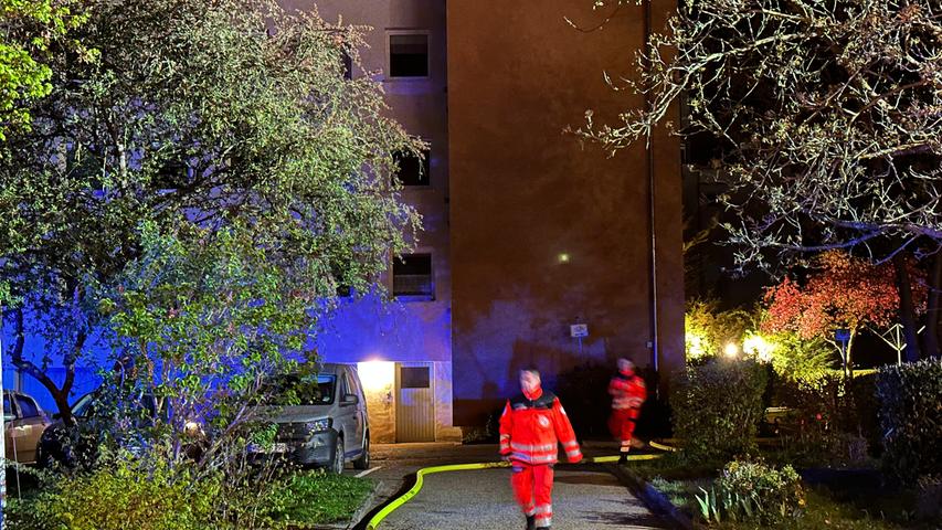 Rettungskräfte auf dem Weg raus aus dem betroffenen Gebäude.