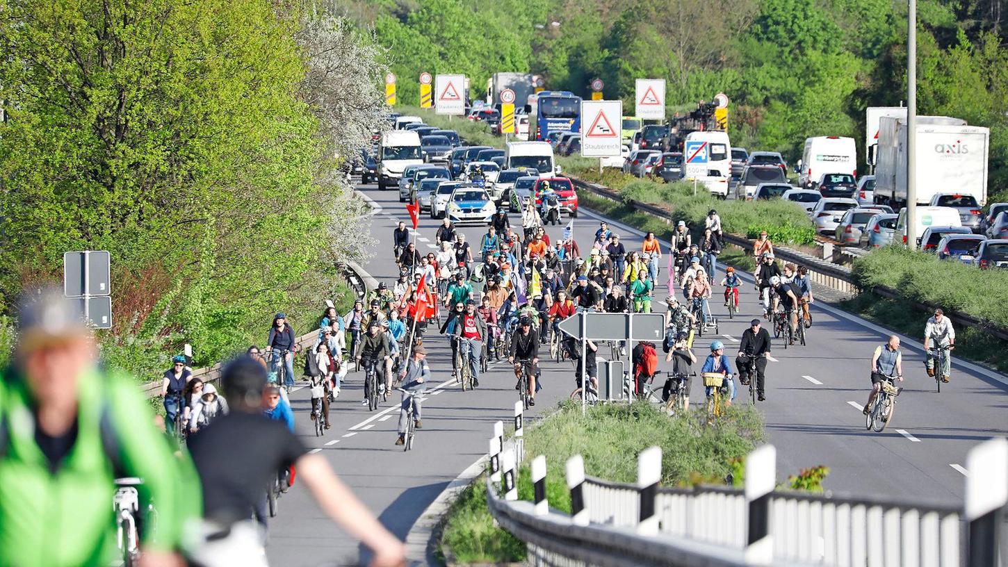 Klimaaktivisten von Extinction Rebellion riefen am Freitag zu einer Fahrraddemonstration auf dem Frankenschnellweg auf.