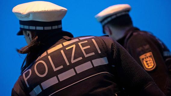 Versuchte Tötung mit Beil in Franken: Kriminalpolizei ermittelt - Zwei Personen verletzt