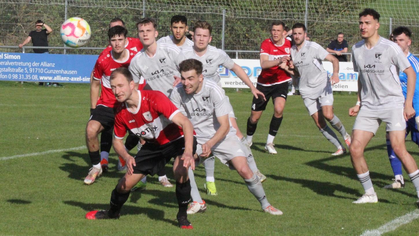 Vollversammlung im Fünfmeterraum: So sah es bei einer Ecke im jüngsten Weißenburger Heimspiel gegen Unterreichenbach aus (2:2). Nun sind Johannes Meyer (vorn) und seine Teamkollegen auswärts beim Baiersdorfer SV gefordert. Vollversammlung im Fünfmeterraum: So sah es bei einer Ecke im jüngsten Weißenburger Heimspiel gegen Unterreichenbach aus (2:2). Nun sind Johannes Meyer (vorn) und seine Teamkollegen auswärts beim Baiersdorfer SV gefordert.