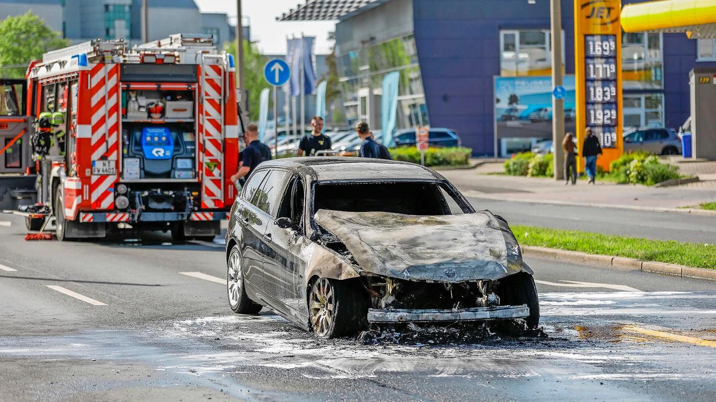 Auf dem Nürnberger Ring ist am Freitag ein Auto in Flammen aufgegangen.