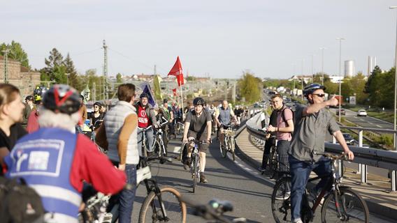 "Wahnsinnsprojekt": Gut 120 Radler protestieren gegen Ausbau des Frankenschnellwegs in Nürnberg