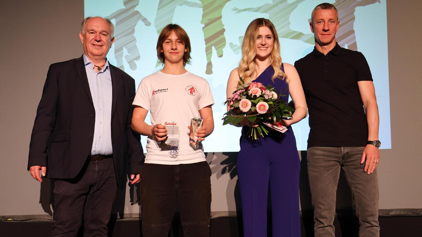 Club-Legende Marek Mintal (rechts) und Bürgermeister Klaus Hacker (links) haben in Röthenbach als Sportler des Jahres Keglerin Paula Straub und Gewichtheber Lukas Walker ausgezeichnet.