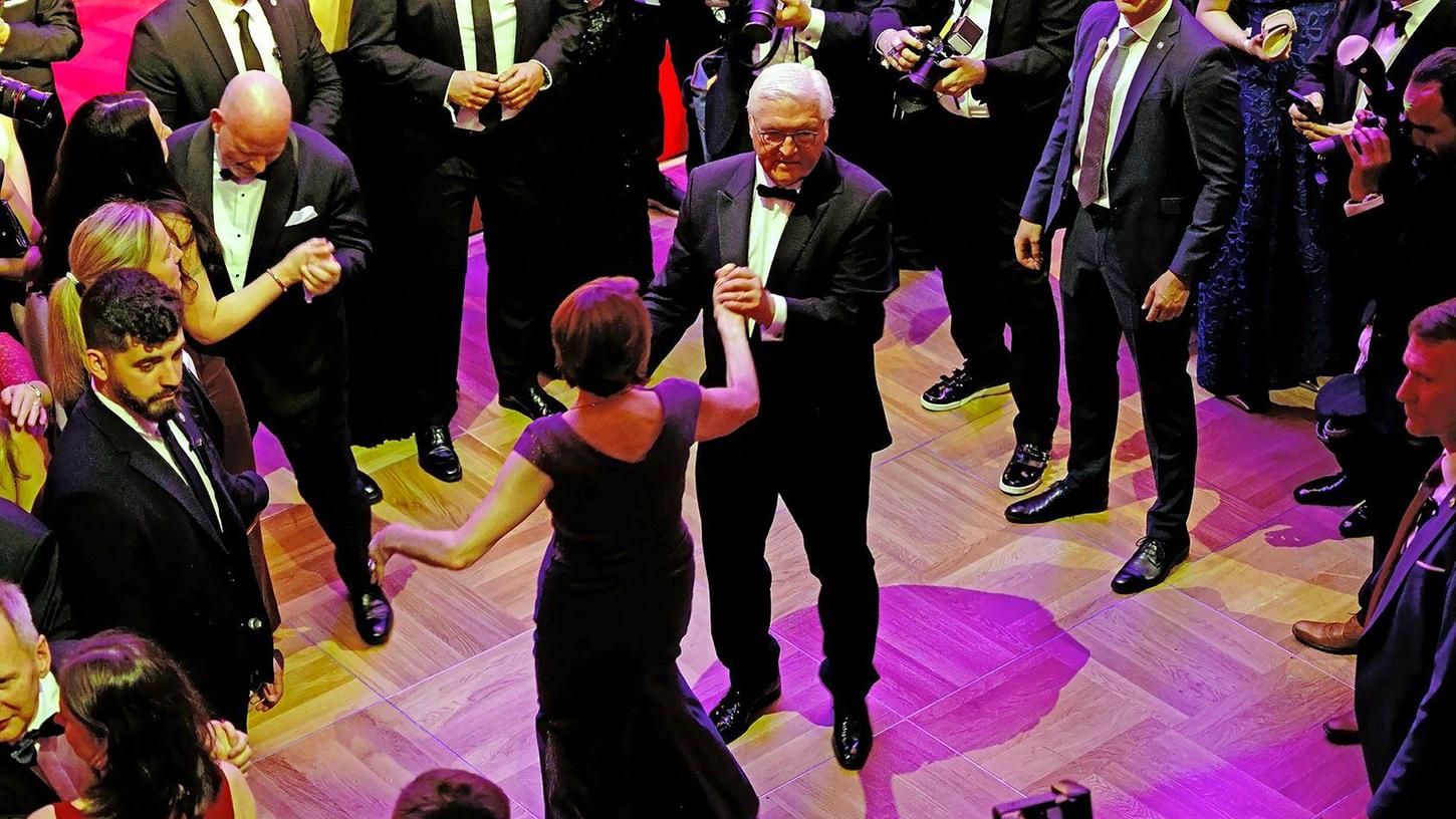 Eröffnungstanz auf dem Bundespresseball: Bundespräsident Frank-Walter Steinmeier und Elke Büdenbender.