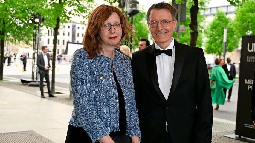 Karl Lauterbach und Elisabeth Niejahr kommen zum 71. Bundespresseball in Berlin.