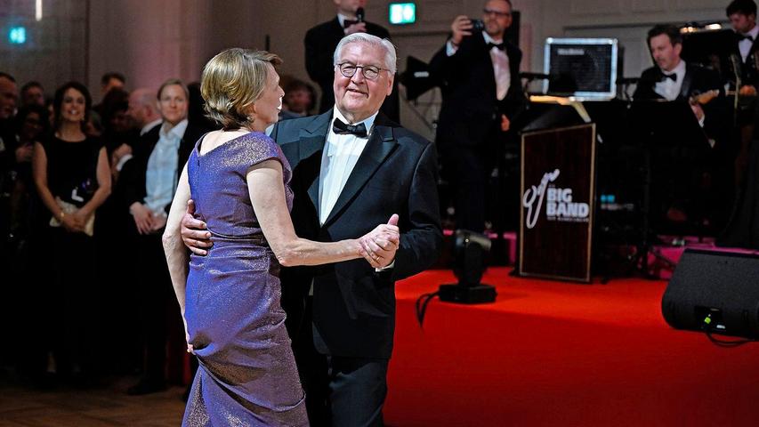 Bundespräsident Frank-Walter Steinmeier tanzt mit seiner Ehefra Elke Büdenbender den offiziellen Eröffnungswalzer.